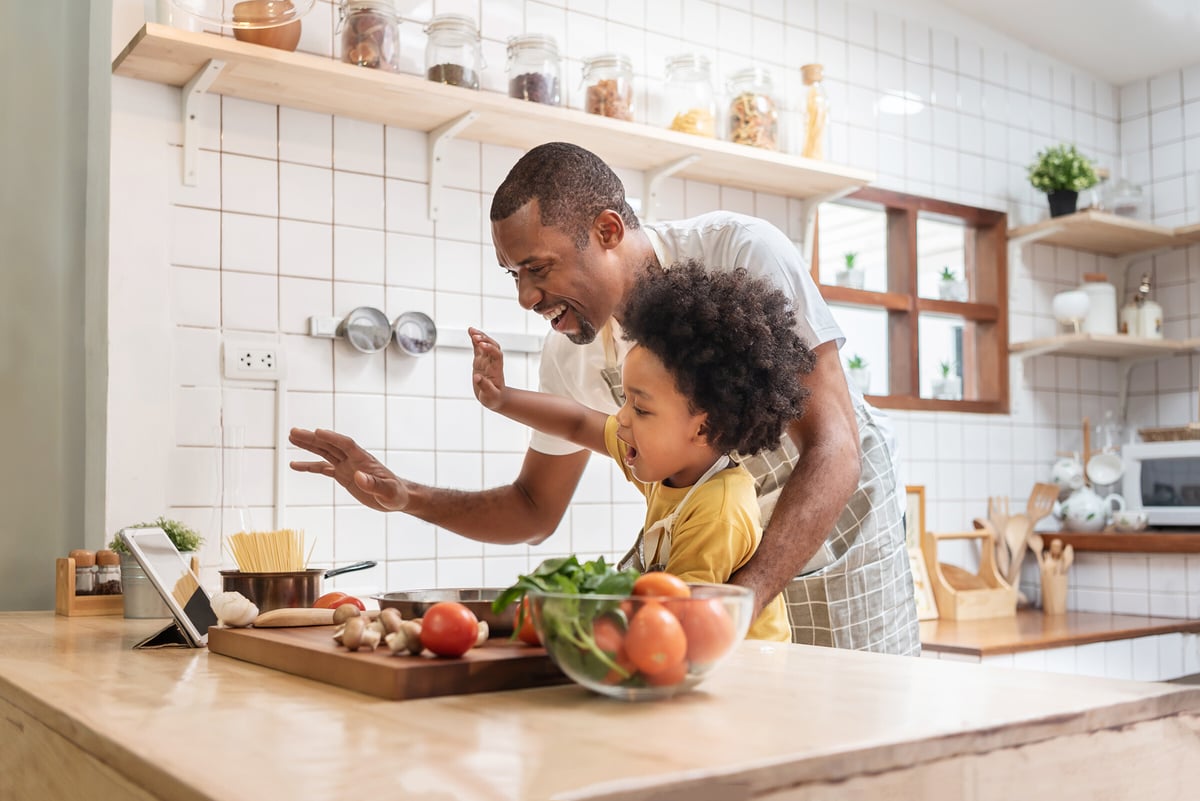 father-child-kitchen_stock